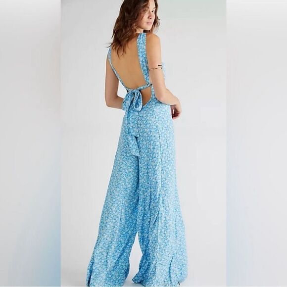 New Free People Arlo Jumpsuit
Women's Size XS
Blue Floral - Ice Combo - Picture 3 of 9